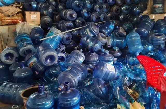 Vụ lấy nước mương thải đóng bình “tinh khiết”: Tiêu thụ cả ở 1 số trường học 1 Vụ lấy nước mương thải đóng bình “tinh khiết”: Tiêu thụ cả ở 1 số trường học 1